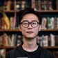 香蕉视频用户科技君的头像，戴眼镜的知识型创作者，背景为书架